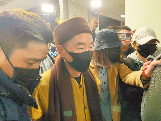 检方持续扩大追查立委林岱桦涉贪案，26日再搜索约谈通法寺住持释煌智（左二）。（本报资料照片）