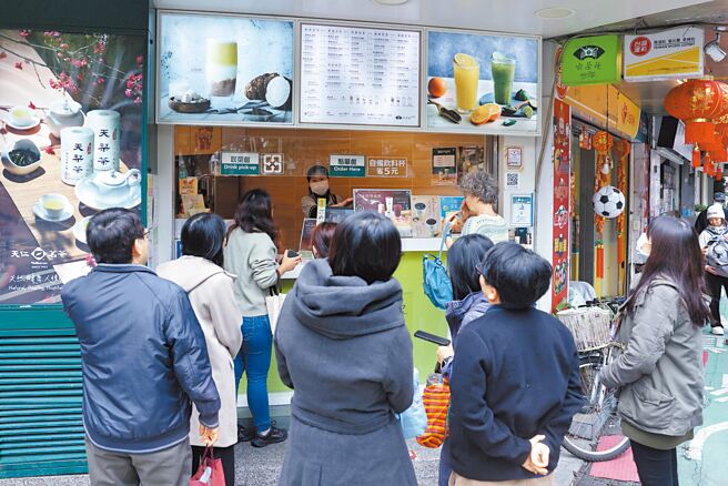 主计总处26日召开国民所得评审会议，发布最新今年经济成长率预测为3.14％，较上次预估下修0.15个百分点。图为永康商圈知名饮料店大排长龙。（杜宜谙摄）