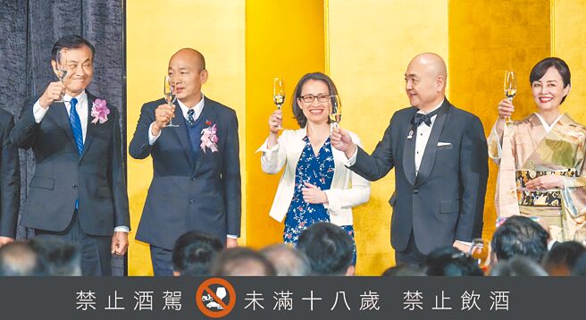 台湾日本关系协会会长苏嘉全（左一）、立法院长韩国瑜（左二）、副总统萧美琴（中）、日本台湾交流协会代表片山和之（右二）贤伉俪26日出席日本天皇陛下华诞庆祝酒会，并相互举杯致意。（罗永铭摄）
