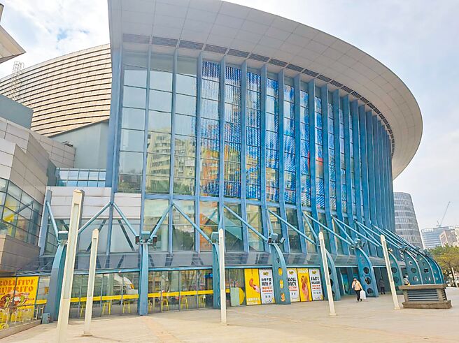 台北市文化局率各县市政府之先，宣布推出「台北小巨蛋主场馆售票活动实名制提供场租优惠方案」，对今年在小巨蛋办活动採实名制购票及入场的主办单位，减收15％活动日场地使用费。（温予菱摄）