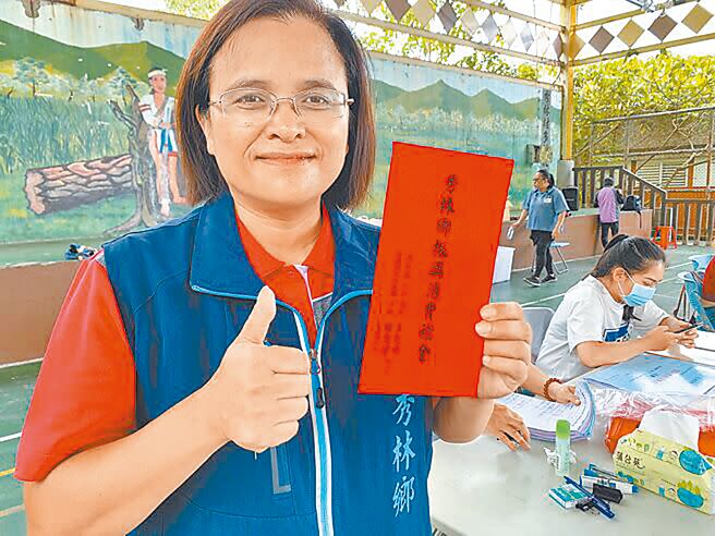 花蓮秀林鄉公所曾於新冠肺炎疫情期間3度發放振興消費禮金，去年因地震、颱風侵襲影響民眾生計，鄉公所26日宣布下月將再發放每人2000元振興經濟禮金。圖為鄉長王玫瑰先前發放振興消費禮金。（本報資料照片）