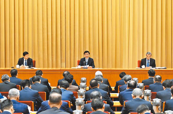 2025年对台工作会议在北京召开。中共中央政治局常委、全国政协主席王沪寧出席并讲话。（新华社）