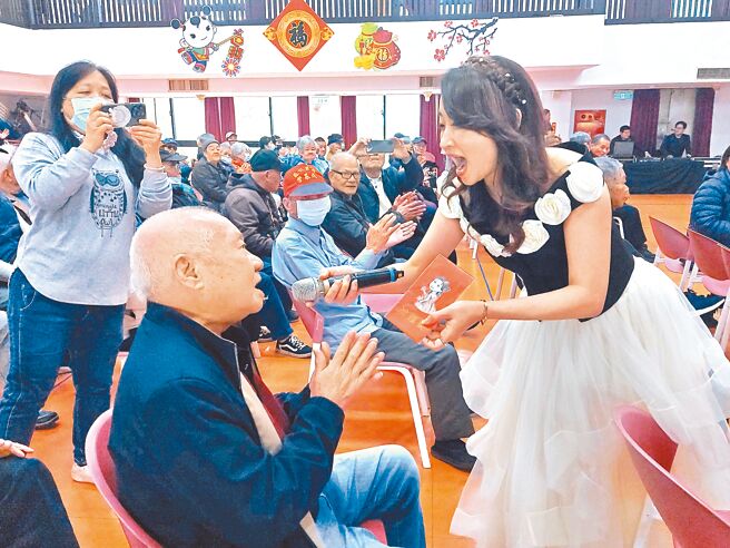 财团法人蔡衍明爱心基金会，26日在万里仁爱之家，以「2025老朋友同学会─让爷奶成为心中的宝」为主题办公益演唱会，艺人沈雅雯（右）邀长者一同高歌。（张铠乙摄）