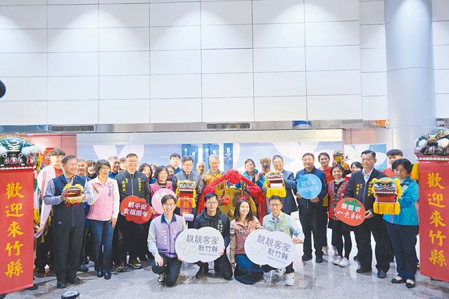 新竹縣政府26日起至5月21日在桃園國際機場第二航廈接機大廳「台灣之窗」，舉辦「靚靚客家新竹縣」特展，期盼向國際旅客及接機民眾展現多元客家文化面貌與獨特魅力。（新竹縣政府提供／陳育賢新竹傳真）