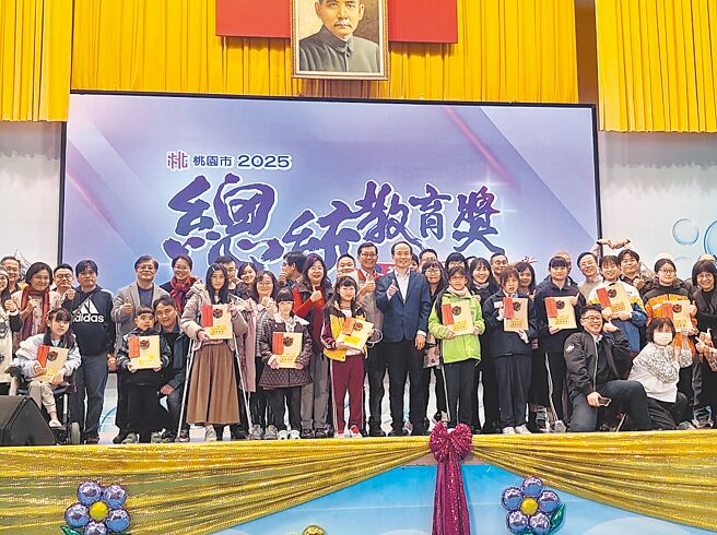 總統教育獎，桃園市國中、國小共10位學生通過市內初審，桃園市教育局特別頒發紀念獎牌及8000元獎助學金鼓勵通過初審的同學，並期望所有同學能通過教育部國教署的複審。（廖姮玥攝）