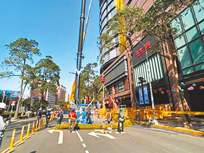 台中新光三越近日施作外牆附掛物修繕工程，並於周邊附掛防護網，台中市都發局同意相關施工展延至3月31日。（台中市府提供／林欣儀台中傳真）