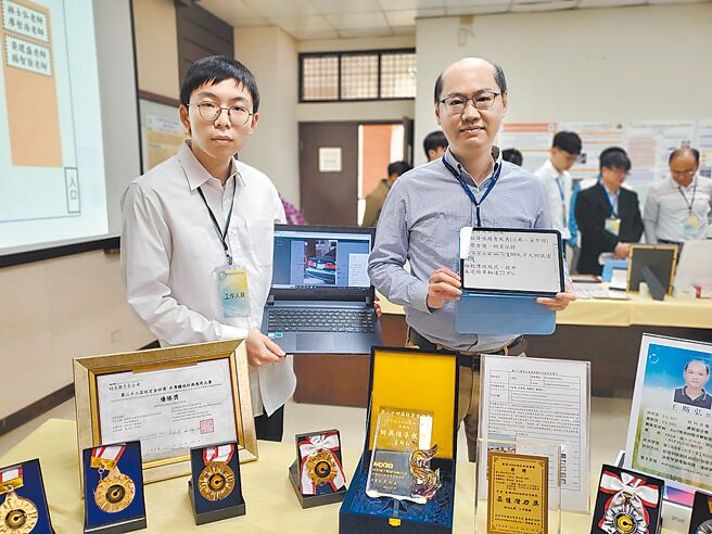雲科大電子系助理教授王斯弘（右）團隊研發把AI辨識用於機車定檢系統，巡邏車裝著手機就深入小巷、菜市場等，可免於與車主發生衝突，辨識率達92％。（周麗蘭攝）