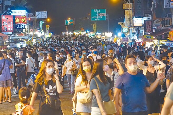 屏東縣墾丁大街在旅遊旺季人山人海，恆春鎮代表會通過「恆春鎮臨時攤位集中場管理自治條例」，盼能改善過去備受批評的現象。（本報資料照片）