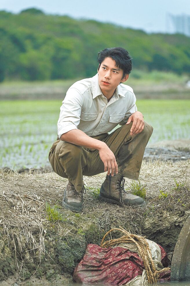 朱軒洋在片中穿越時空扮警察，偵辦台灣第一起女分屍命案。（伯樂影業提供）