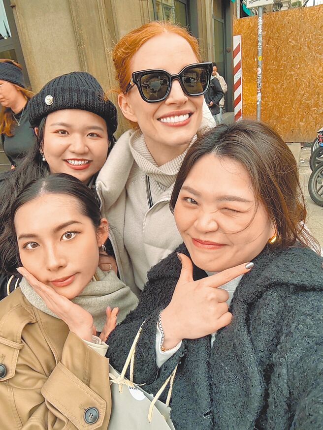 本報記者林欣儀（左上）在米蘭大教堂附近遇到親切的影后潔西卡雀絲坦（右上），兩人與台灣媒體等人合影。（edie攝）