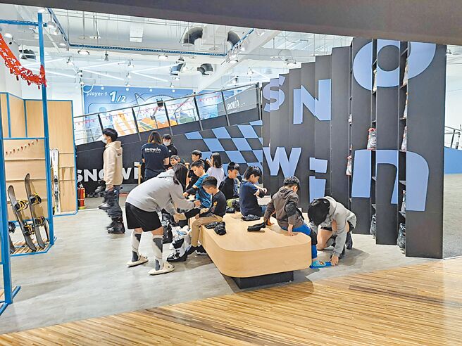 使用「娛樂大聯盟」到SKM Park Outlets高雄草衙SNOWIN滑雪學校，不出國也能體驗滑雪樂趣。（SKM Park Outlets提供）
