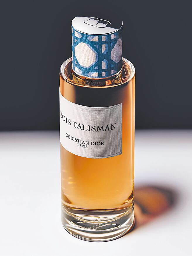 迪奧香氛世家今年全新作品－忘憂聖木，紙質標籤也換上新裝。（Dior提供）
