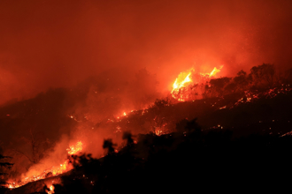 影》日本岩手山火扩大！ 已撤3300人 自卫队CH-47直升机助灭火