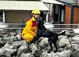 竹市消防局領犬員專責化 2搜救犬再獲IRO認證