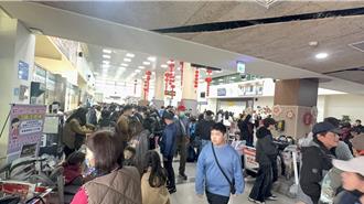 连假首日金门小三通挤爆出游人潮 5327人订光预售船票