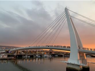 228連假遊淡水漁人碼頭 「蛇福泰吉」巨型地貼展至3／3