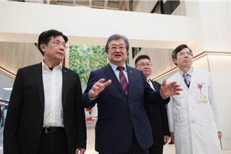 邱泰源視察醫院挨轟作秀  藍委批臨時抱佛腳  拿病患健康當表演工具