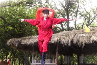 安心亞變身「空中飛人」 吊鋼絲 來真的全身軟趴趴