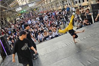 美丽本人、康康嗨翻屏菸 大武门音乐祭首日火力全开