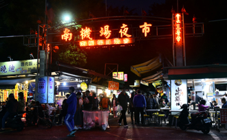 堪比全盛墾丁！南機場夜市炸裂 離譜照片曝當地人哀號：現在千萬別來