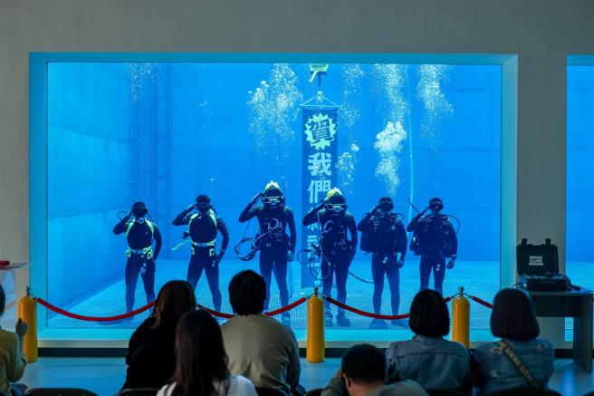 海军水下作业大队「水械专长班 115 期」昨日举行结训典礼，11位学员歷经 13 周的严格考验，获颁象徵荣耀的金龙徽章，为国军水下战力再添新血；现场也邀请家属见证子女扎实训练成果，共享荣耀时刻。（记者谢承宏摄）