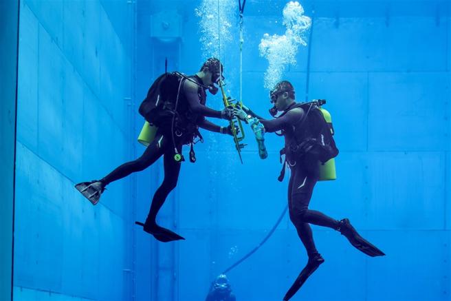  水械专长班115期学员进行水下实作演练，精准完成任务，展现卓越的应变能力。
（记者谢承宏摄）