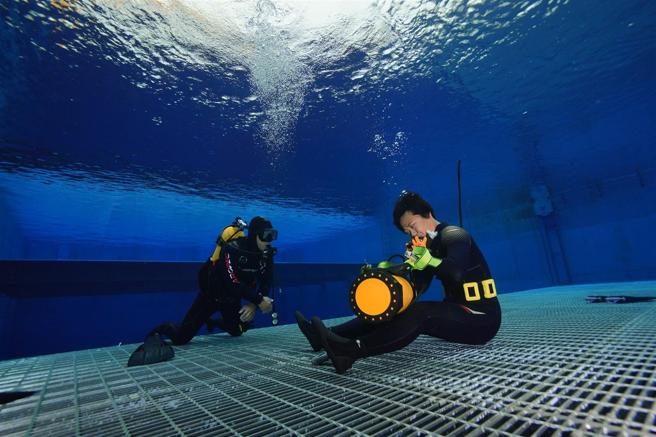 卓佳玟下士是该期唯一结训女学员，是继 108 期任婕中士后，又一位通过训练的女性，象徵女性在水下作业领域的突破与坚持。（记者谢承宏摄）