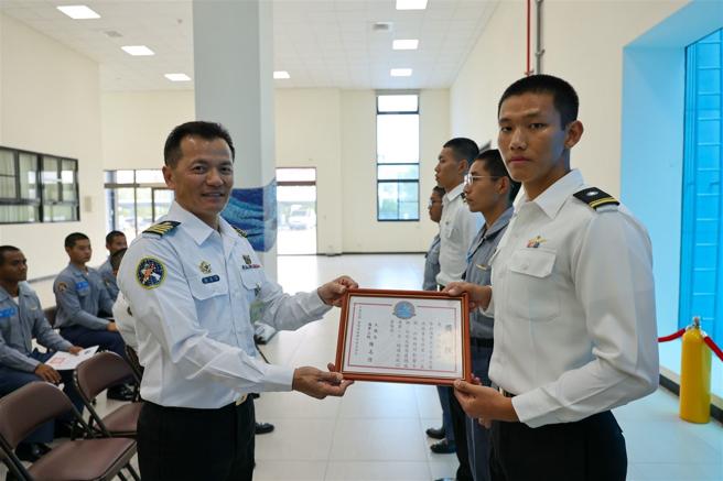 荣获结训成绩第1名的邓中尉始终坚持信念，不仅专注提升自身能力，也积极与同学分享各自的强项，并相互督促训练、共同进步。（记者谢承宏摄）