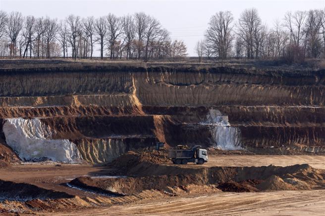 根据协议，未来开发矿产的50%收益，将投入美乌共同基金，用于乌克兰战后重建。图为乌国基罗夫格勒州的採矿场。
（达志影像／美联社资料照片）