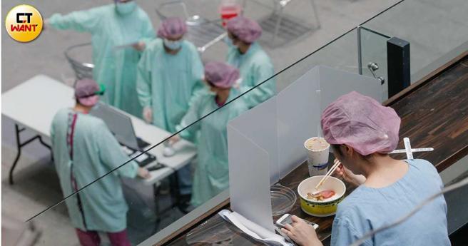 疫情期间医护齐心守护民眾健康，但热情消磨殆尽后，却发现医疗环境仍不理想，导致大批医护纷纷离职。（示意图／非当事人／黄耀徵摄）