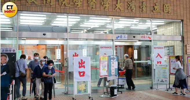 农历年后各大医学中心急诊壅塞情形严重，其中台大、林口长庚等待床数几乎皆破百床以上。（图／黄耀徵摄）