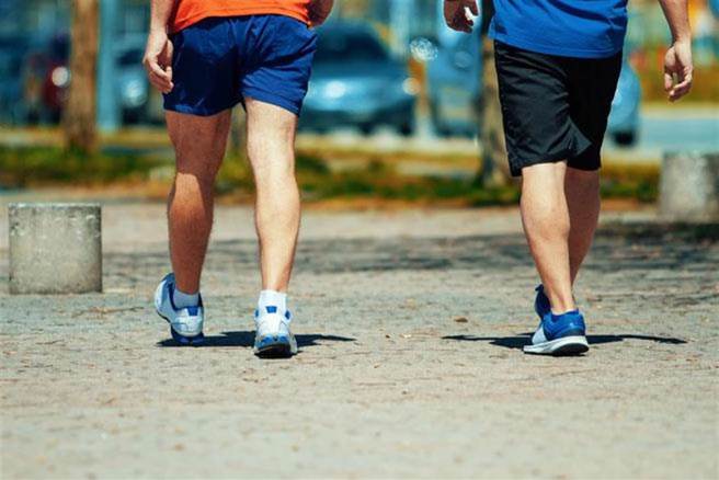 醫師陳潔雯引述研究指出，快走不僅有助於提升心肺功能，更可比慢走降低高達40％的第2型糖尿病風險。（示意圖：shutterstock／達志）