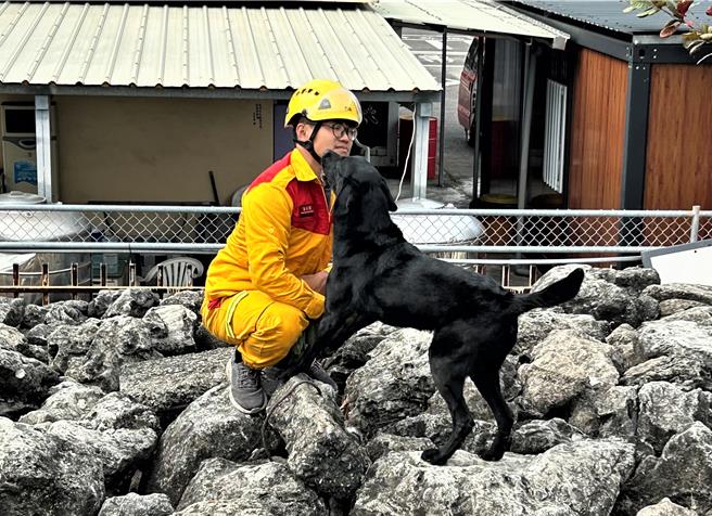 领犬员黄国峰及伙伴Brook共同受理测验指示，需完成服从测验及瓦砾堆搜索测验。（新竹市消防局提供／王惠慧新竹传真）