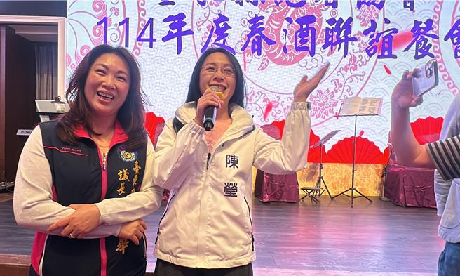 民进党平地原住民立委陈莹（右）、国民党台东县党部主委、台东县议长吴秀华（左）。（蔡旻妤摄）