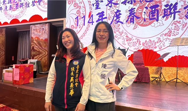 民进党平地原住民立委陈莹（右）、国民党台东县党部主委、台东县议长吴秀华（左）。（蔡旻妤摄）