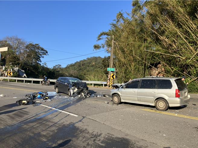台3线竹东往北埔路段228连假首日发生车祸事故，酿机车骑士骨折送医。（竹县消防提供／邱立雅竹县传真）