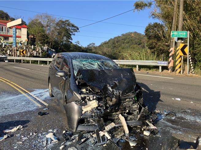 台3线竹东往北埔路段228清晨7时许发生车祸事故，一共3人受伤送医，酒测值均为0。（竹县消防提供／邱立雅竹县传真）