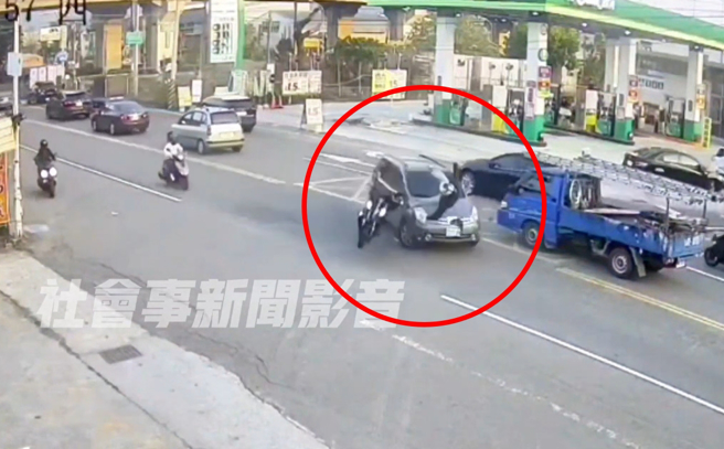 大社加油站前汽车未让行酿车祸，骑士当场被撞飞。（翻摄社会事新闻影音）