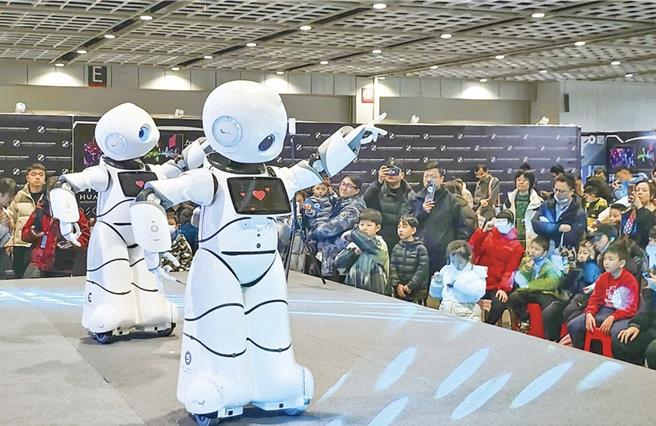 人形机器人租赁供不应求，日租2万5人民币，订单排到十一后。（中新社）