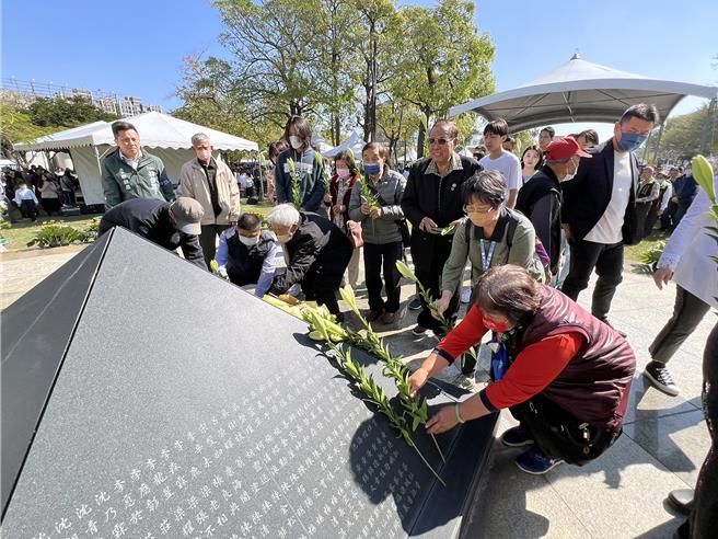 台南市228事件78周年和平追思会28日在安平区228纪念公园举行，与会者向228英灵献花致敬。（洪荣志摄）