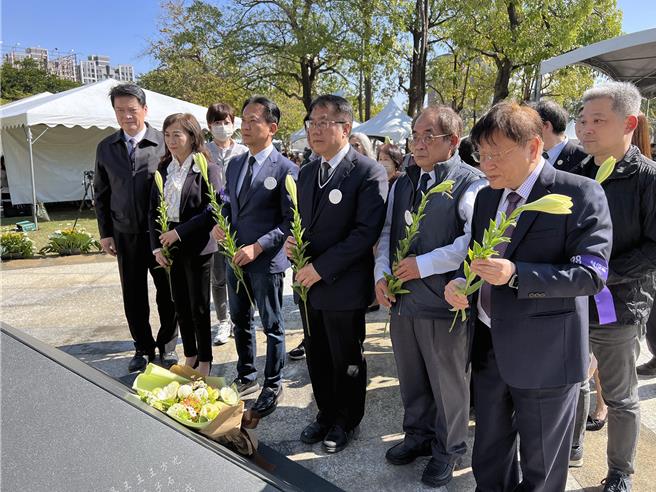 台南市228事件78周年和平追思会28日在安平区228纪念公园举行，市长黄伟哲率与会者向228英灵献花致敬。（洪荣志摄）