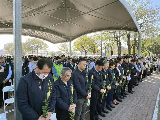 台南市228事件78周年和平追思会28日在安平区228纪念公园举行，全体与会者默悼1分钟。（洪荣志摄）