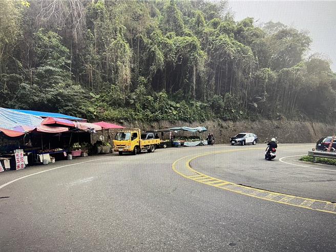 桃园市復兴区台7线15.4公里处大溪往復兴方向，27日中午11时许22岁的王姓女机车骑士行经该处过弯时不慎自摔滑行至对向车道，遭小货车驾驶撞上双脚被辗过，幸王女仅左脚掌撕裂伤并无大碍。（翻摄照片／廖姮玥桃园传真）