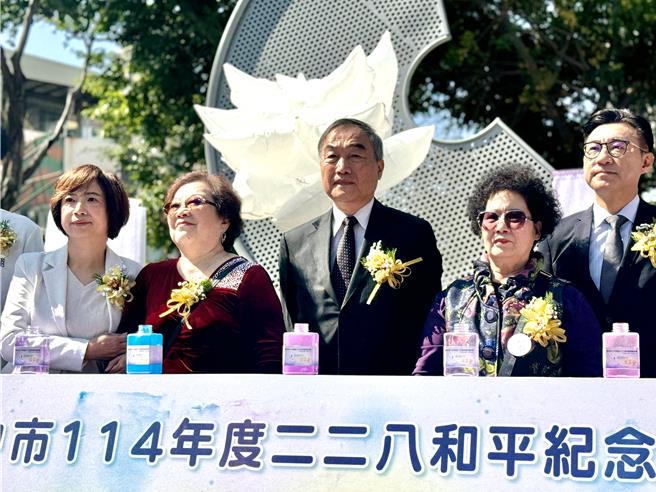 今天是228事件满78周年，台中市副市长黄国荣28日上午主持大里国光公园举办和平纪念追思会，立法院副院长江启臣、立委何欣纯都到场致意。（潘虹恩摄）