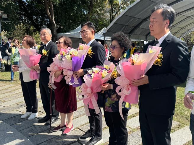 今天是228事件满78周年，台中市副市长黄国荣28日上午主持大里国光公园举办和平纪念追思会，立法院副院长江启臣、立委何欣纯都到场致意。（潘虹恩摄）
