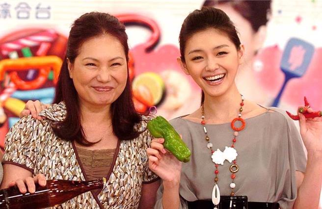 徐妈妈（左）想到女儿大S就相当难过。（资料照片）