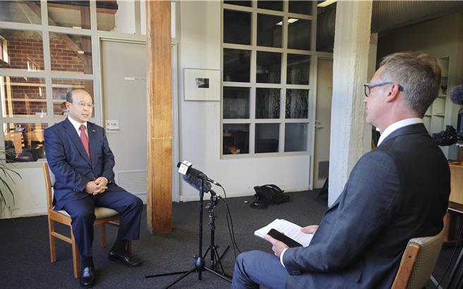 澳方指陆舰门口实弹演训不负责，陆驻澳大使称没必要道歉。图为2月27日肖千接受澳洲广播公司（ABC）专访。（大陆驻澳洲大使馆）