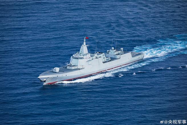 澳方指陆舰门口实弹演训不负责，陆驻澳大使称没必要道歉。图为共军遵义舰、衡阳舰、微山湖舰组成舰艇编队在太平洋实战演练。（大陆央视）