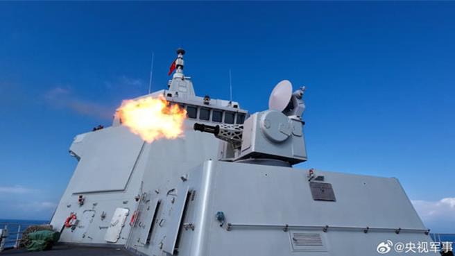 澳方指陆舰门口实弹演训不负责，陆驻澳大使称没必要道歉。图为共军遵义舰、衡阳舰、微山湖舰组成舰艇编队在太平洋实战演练。（大陆央视）