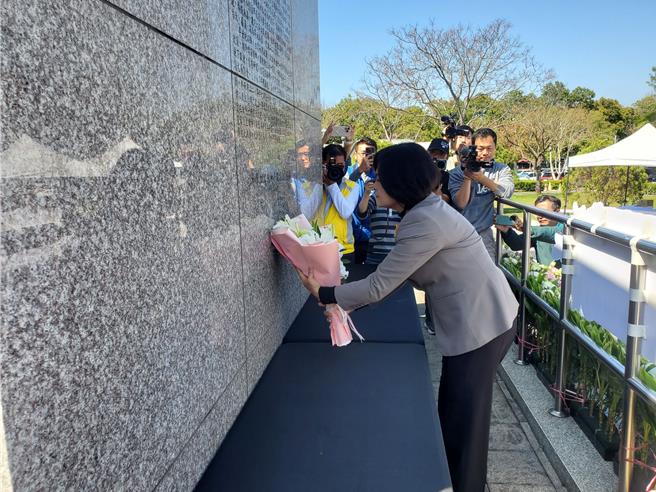 云林县长张丽善今在古坑乡二二八公园献花。（周丽兰摄）